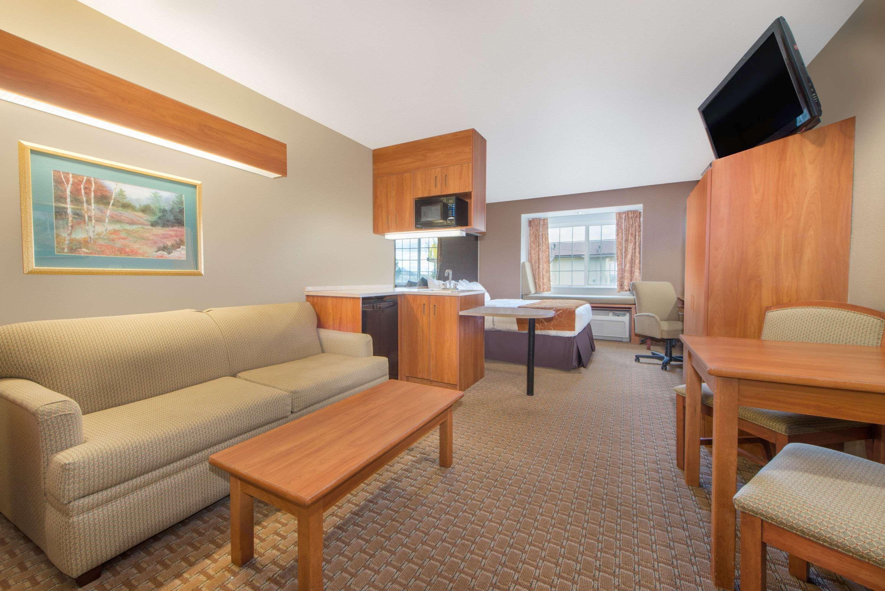 Microtel & Hotel